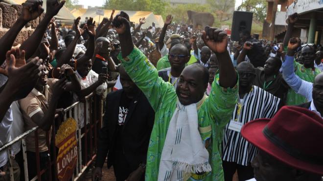 Zephirin Diabré chef de file de l'opposition Burkinabè dans un bain de foule