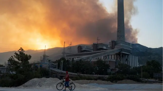 Türkiyədə yanğınlar istilik elektrik stansiyasına çatdı. İnsanlar evakuasiya edilir