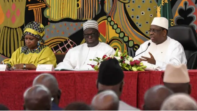 Macky Sall lors du lancement du dialogue national, au palais présidentiel, à Dakar. A sa droite, le président de l'Assemblée nationale, Moustapha Niasse, et la présidente du Conseil national pour le dialogue social, Innonce Ntab Ndiaye.