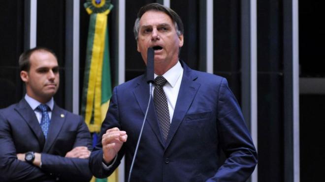 Jair Bolsonaro (a frente, dir.) e Eduardo Bolsonaro (esq. atrás)