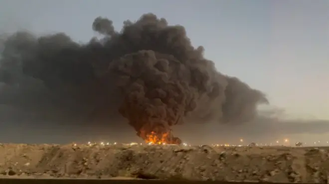 تسبب أحد هجمات الحوثيين الجمعة في حريق هائل في منشأة نفطية في جدة