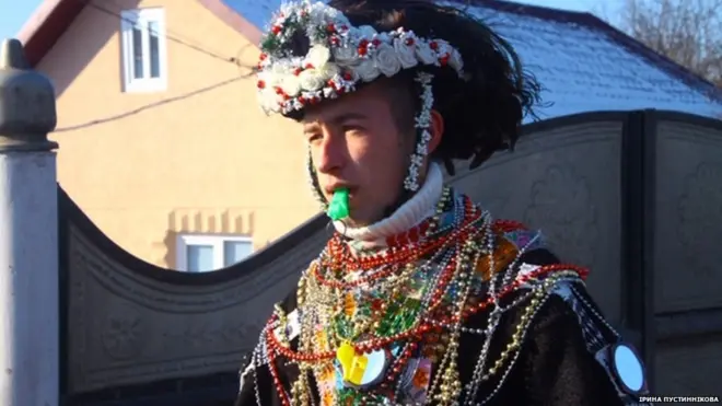 Шандаря видно за капелюхом