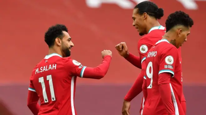 محمد صلاح محتفلا بهدفه الأول في مرمى ليدز يونايتد مع زميله فيرجيل فان دايك، 12 سبتمبر/أيلول 2020