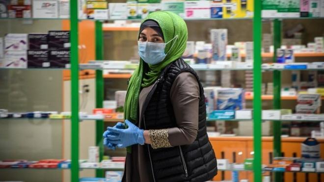 Женщина на фоне аптеки в Москве