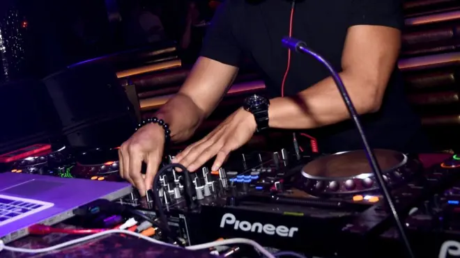 Организаторы фестиваля говорят, что не хотели проигрывать оскорбительную музыку