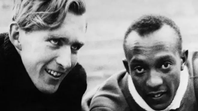 Luca Long i Džesi Ovens poziraju