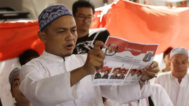 Hasil pilkada di Jakarta mungkin bisa menjadi bukti apakah pemilih di ibu kota cenderung rasional atau primordial.