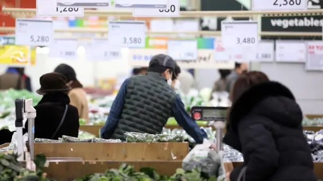 국제노동기구(ILO)는 올해 상반기 처음으로 전 세계 월평균 실질임금이 감소했다고 밝혔다