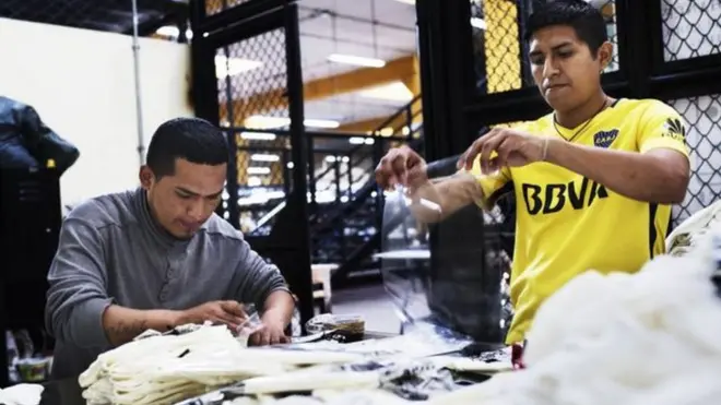 Napi bekerja membuat pakaian