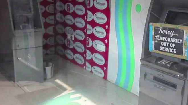 انڈیا میں ایک حکومتی اقدام کے تحت پانچ سو اور ہزار کی مالیت والے بڑے نوٹوں کو ختم کر دیا گیا ہے۔