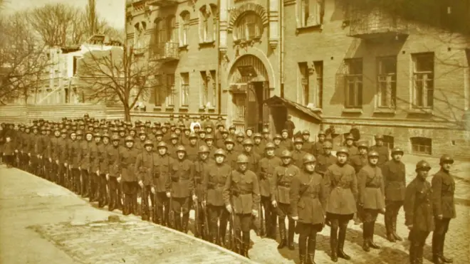 Особовий склад київського загону "лицарів без страху і докору" в Липському провулку - біля Київського обласного управління НКВД (містилося у палацику на теперішній вулиці Липській, 16)