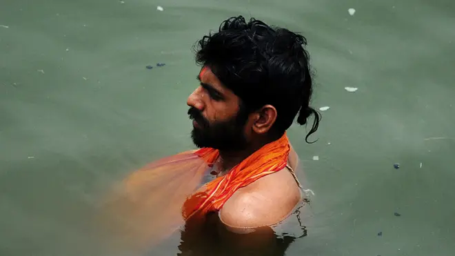 ગંગામાં ન્હાતો માણસ