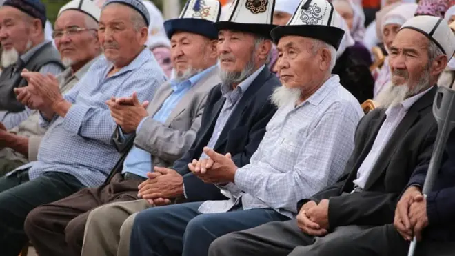 Саясий партиялар жолугушууларда санитардык чараларды, анын ичинде социалдык аралыкты сактоо, беткап менен жүрүү сыяктуу эрежелерди сактабай жатышат