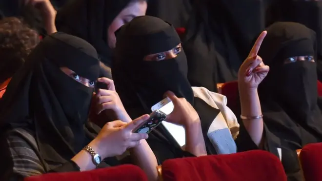 د اکتوبر په میاشت کې په ریاض کې د فلم یو لنډ فستیوال ترسره شو چې ګڼ شمېر ښځو پکې ګډون کړی و.