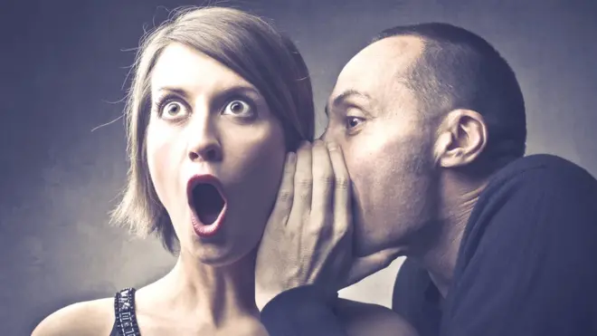 ¿Qué le estará chusmeando ese bocas?