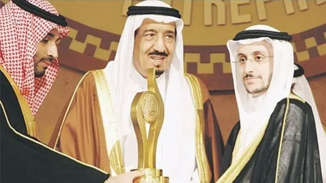 عصام الزامل أثناء تسلمه الجائزة من الملك سلمان بن عبد العزيز