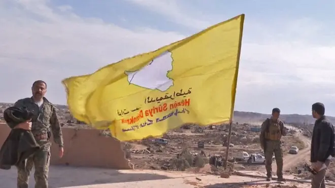 La televisión kurda mostró imágenes en las que se ven a miembros de las Fuerzas Democráticas Sirias colocando una bandera en la cúspide de uno de los edificios tomados por EI.