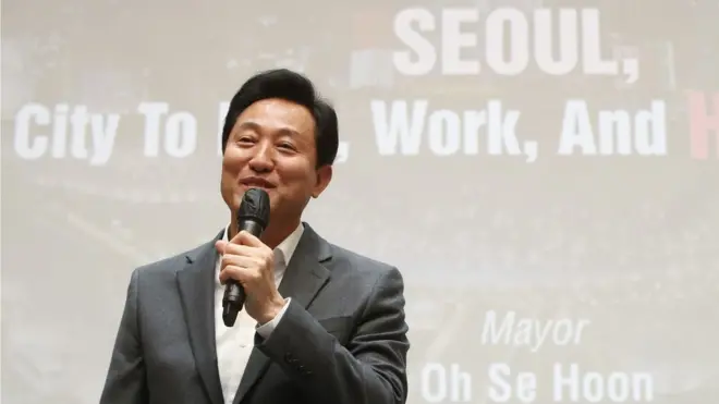 오세훈 서울시장은 7일 서울시청 대회의실에 모인 외신기자들에게 서울시 정책 비전에 대한 프레젠테이션을 진행했다