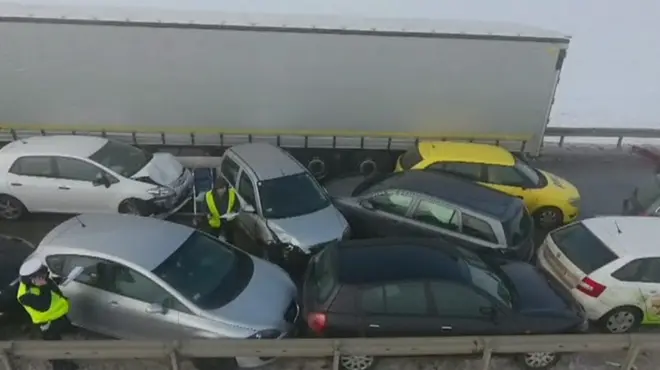 На трасі у південно-західній частині Польщі зіштовхнулося 24 автомобілі. 5 людей отримали травми.