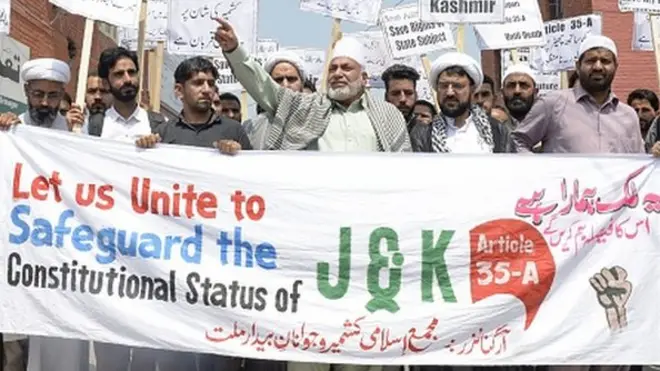 بھارت کے زیر انتظام کشمیر میں خطے کی آئینی حیثیت برقرار رکھنے کے لیے مظاہرے