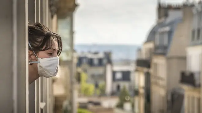 Foto ilustrasi: Warga kota Paris melongok dari jendela saat pandemi virus corona.