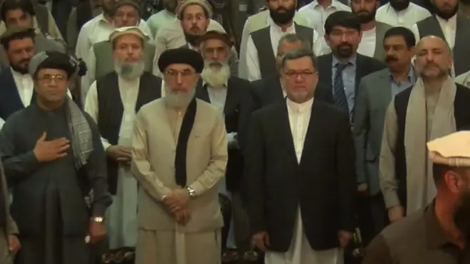 اشرف غنی، رئیس جمهوری افغانستان، معاون و مشاور امنیت ملی‌اش را براى استقبال از گلبدين حكمتيار، رهبر حزب اسلامى، به شهر جلال‌آباد در شرق کشور فرستاده.