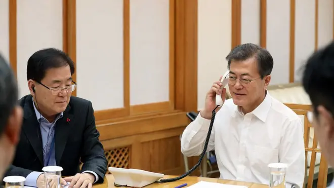 트럼프 대통령과 통화하는 문재인 대통령