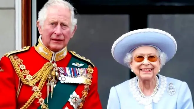 चार्ल्स III अपनी मां क्वीन एलिज़ाबेथ II के साथ