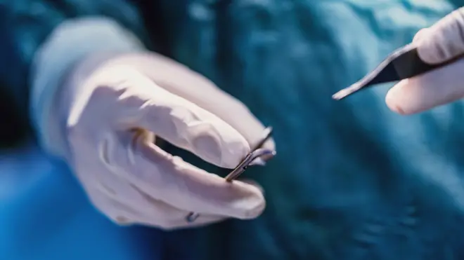 Surgeon holding a scalpel