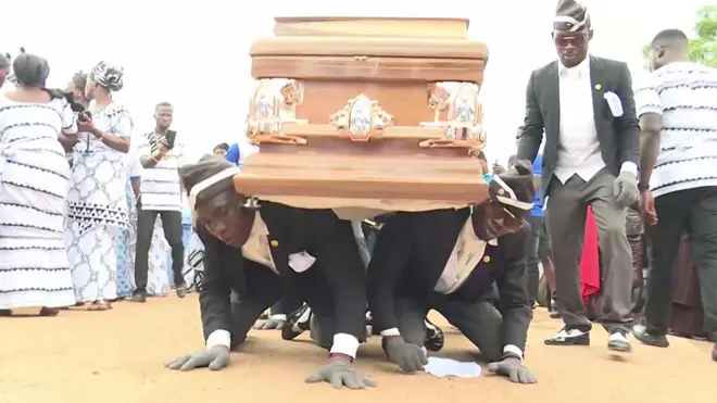 En Ghana, África, los entierros empiezan a célebrarse de una manera distinta. Ahora, los portadores de ataúdes también bailan.