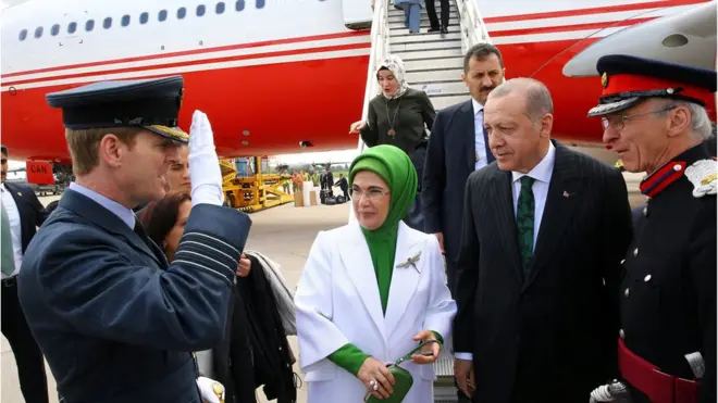 Cumhurbaşkanı Recep Tayyip Erdoğan ve eşi Emine Erdoğan için Londra'da yapılan karşılama töreni