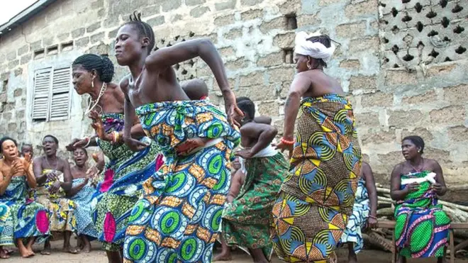 Au cours des funérailles, tout rassemblement ayant pour effet des réjouissances à cette occasion sera également interdit, d'après cette loi.