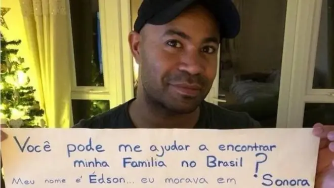 Edson conseguiu encontrar seu pai biológico após publicar essa foto segurando cartaz no Facebook