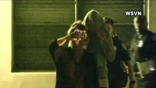 Noor Mateen saliendo del departamento que compartía con Omar Mateen.