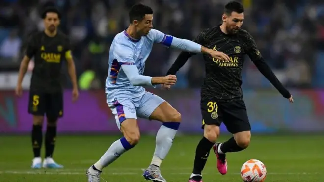 حصل كريستيانو رونالدو على جائزة أفضل لاعب في العالم خمس مرات، في حين فاز ليونيل ميسي بالجائزة سبع مرات