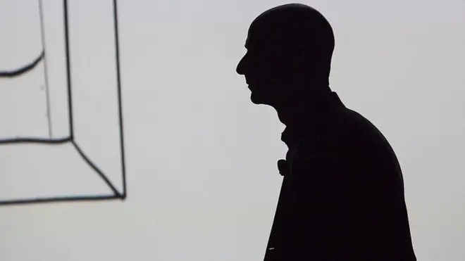 Jeff Bezos dejó un trabajo bien pagado y seguro para seguir su pasión y su instinto.