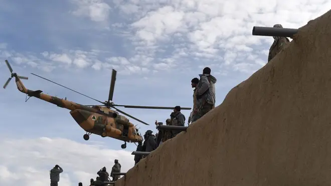 ځانمرګي برید کوونکي غوښتل د غونډې خونې ته ننوځي، خو له ننوتلو مخکې یې پر ځان پورې تړلي چاودېدونکي توکي وچوول