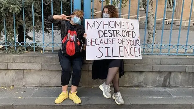 21-летняя жительница Степанакерта приехала в Ереван пять дней назад. Она сидит у здания ООН с плакатом, на котором написано: "Мой дом разрушен из-за вашего молчания"