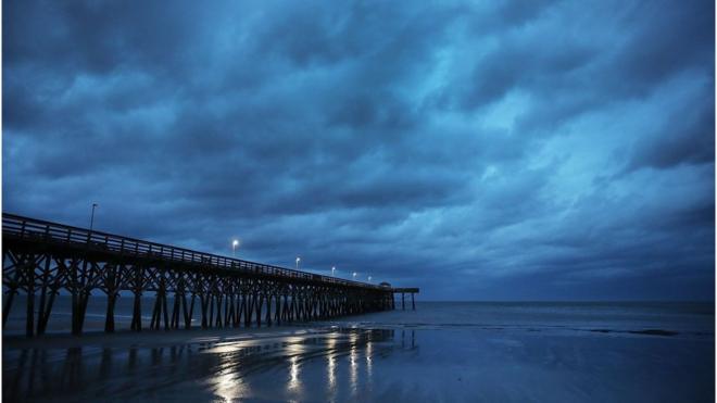 "佛罗伦萨"飓风袭击了北卡罗来纳州和南卡罗来纳州的海岸线，带来了狂风暴雨。