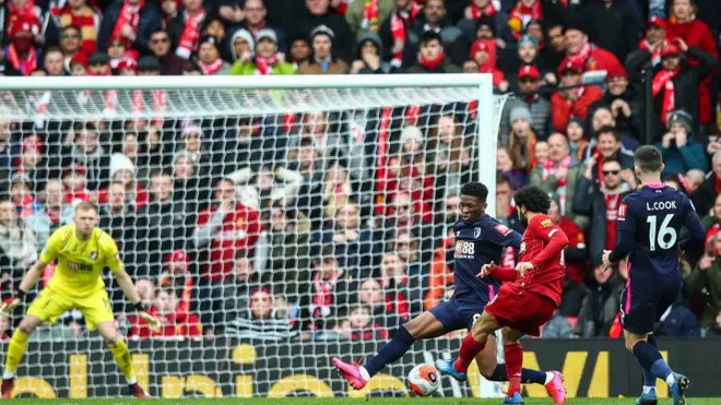 تسديدة صلاح التي باغتت حارس بورنموث