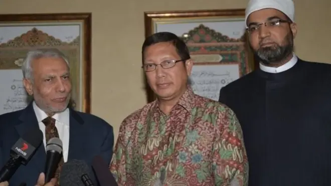 Himbauan menteri agama Lukman Hakim agar LGBT tidak dikucilkan disambut positif, meski masih jauh dari harapan, kata pengamat.