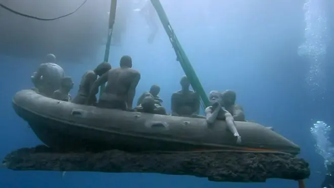 الفنان البريطاني جيسون دوكير يخلد أزمة اللاجئين الغرقى باعمال فنية تحت البحر، قبالة سواحل "لانزاروتا" في جزر الكناري الإسبانية.