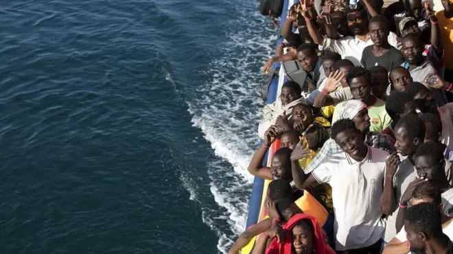 Göçmen taşıyan tekne - ARŞİV