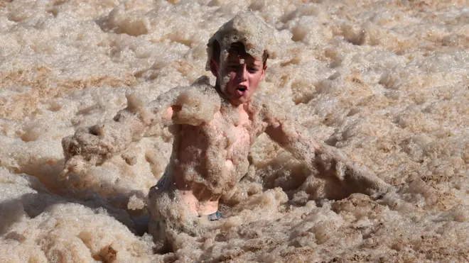 极端天气袭澳洲，海滩变成“泡沫海”