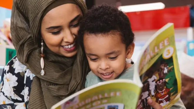 Toltuun yeroo daa'ima tokko waliin kitaaba dubbistu