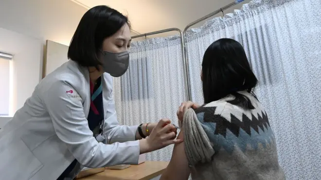 9일 오후 서울 중구 국립중앙의료원 종합암예방접종센터에서 열린 백신 접종 모의 훈련에서 의료진이 훈련 참가자에게 백신을 접종하고 있다