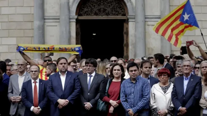 Katalan liderler birlikte açıklama yapıyor