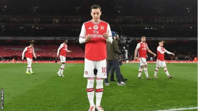 Mesut Ozil berdoa sebelum pertandingan Arsenal melawan Manchester City pada hari Senin (15/12).