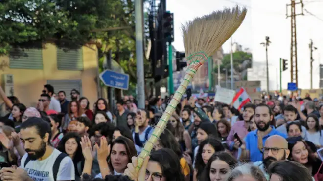 Metla je često korišćen politički simbol, između ostalog i na protestima u Libanu