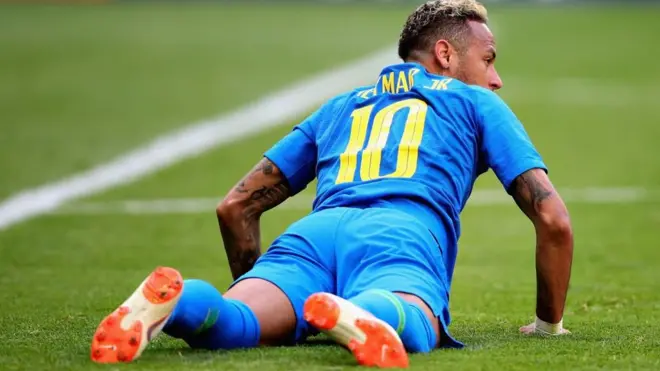 Para pengguna media sosial justru mengomentari aksi diving alias berpura-pura terjatuh yang dilakukannya serta tangisannya saat laga berakhir.